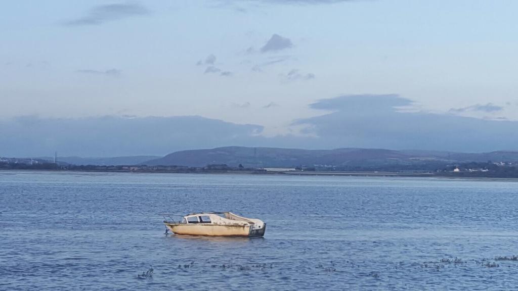 Villa Waters Edge Penclawdd Exterior foto